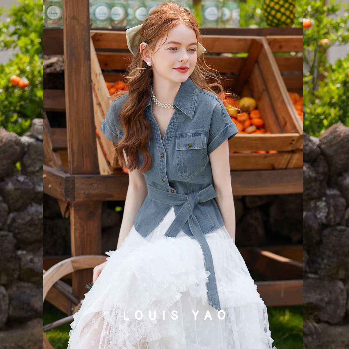 

Женская джинсовая блузка LOUIS YAO со съемным поясом, летняя коллекция 2026, повседневная рубашка с металлическими пуговицами и отложным воротником, короткий рукав