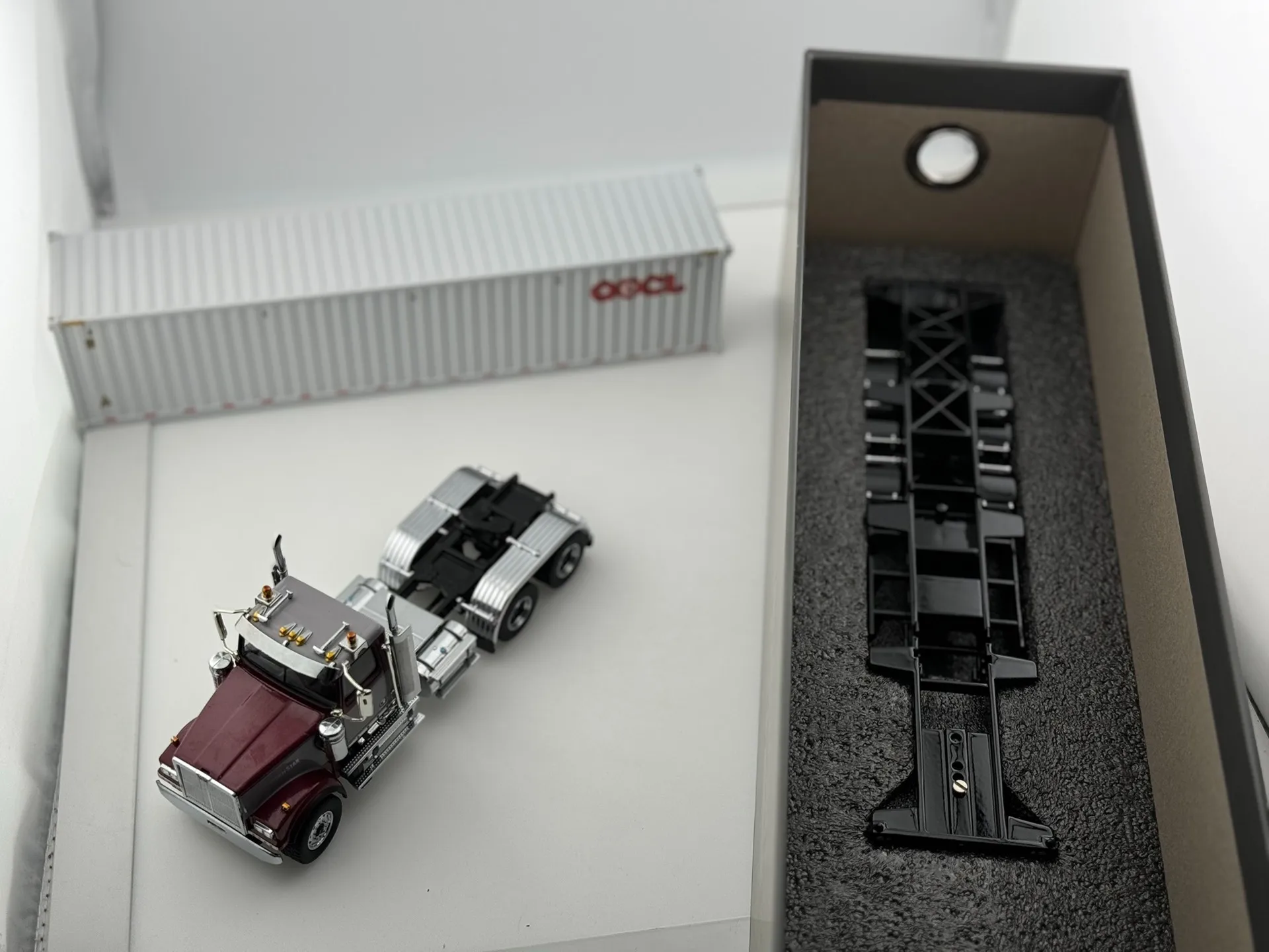 

Diecast DM 1/50 Scale OOCL Orient Overseas Container 40' Dry Cargo Container CASCADIA Trailer Compartment Plastic Car Model