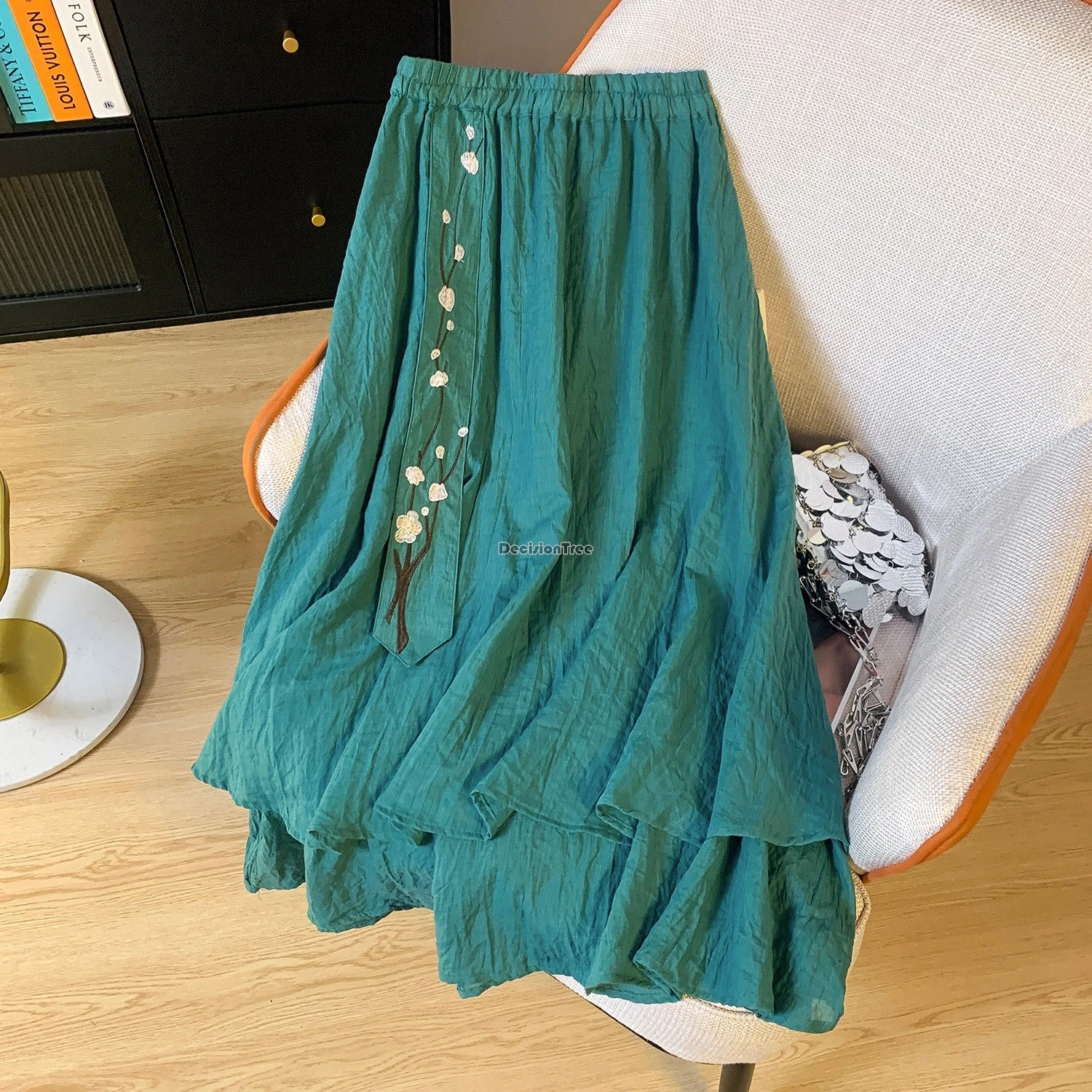 تنورة نسائية جديدة على الطراز الوطني الصيني لعام 2025 بخصر مطاطي نصف تنورة نسائية صيفية من القطن والكتان تنورة طويلة مطرزة كلاسيكية أنيقة #4