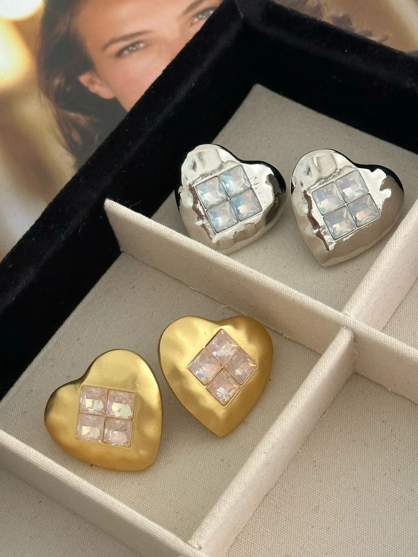 

Silver metal light luxury heart-shaped block sparkling diamond earrings