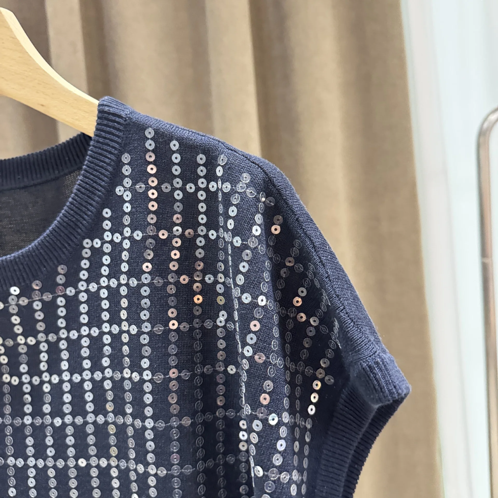 

Retro-style solid color knitted sweater for women, new summer style, loose fit, versatile T-shirt for commuting and casual wear.