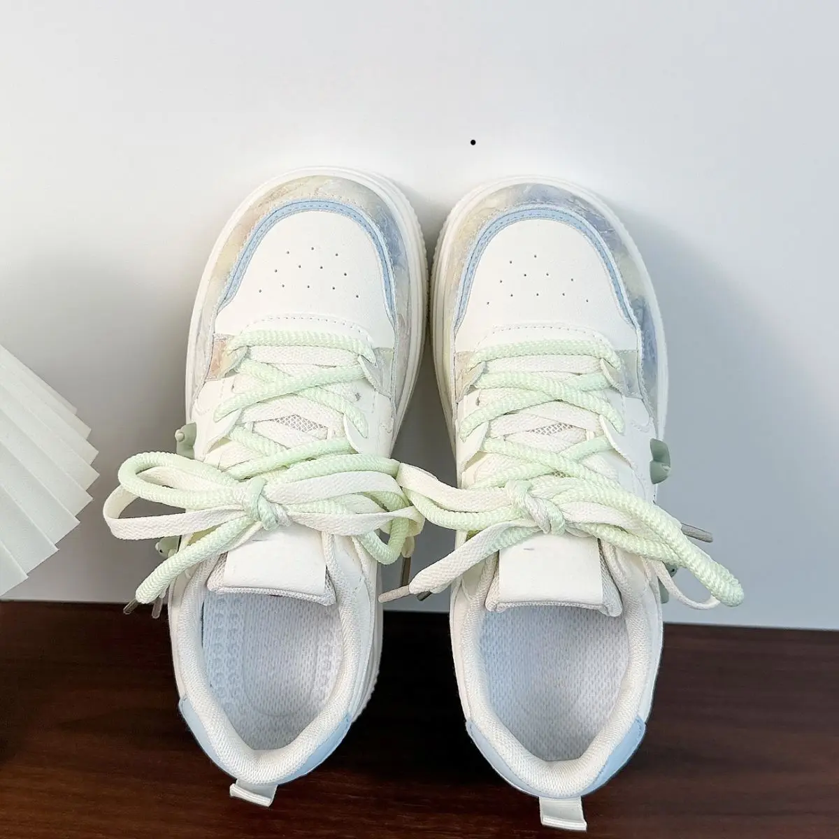 أحذية رياضية نسائية بيضاء مكتنزة لربيع وخريف 2025 أحذية عصرية مريحة تسمح بمرور الهواء أحذية طالب غير رسمية تخفيضات كبيرة