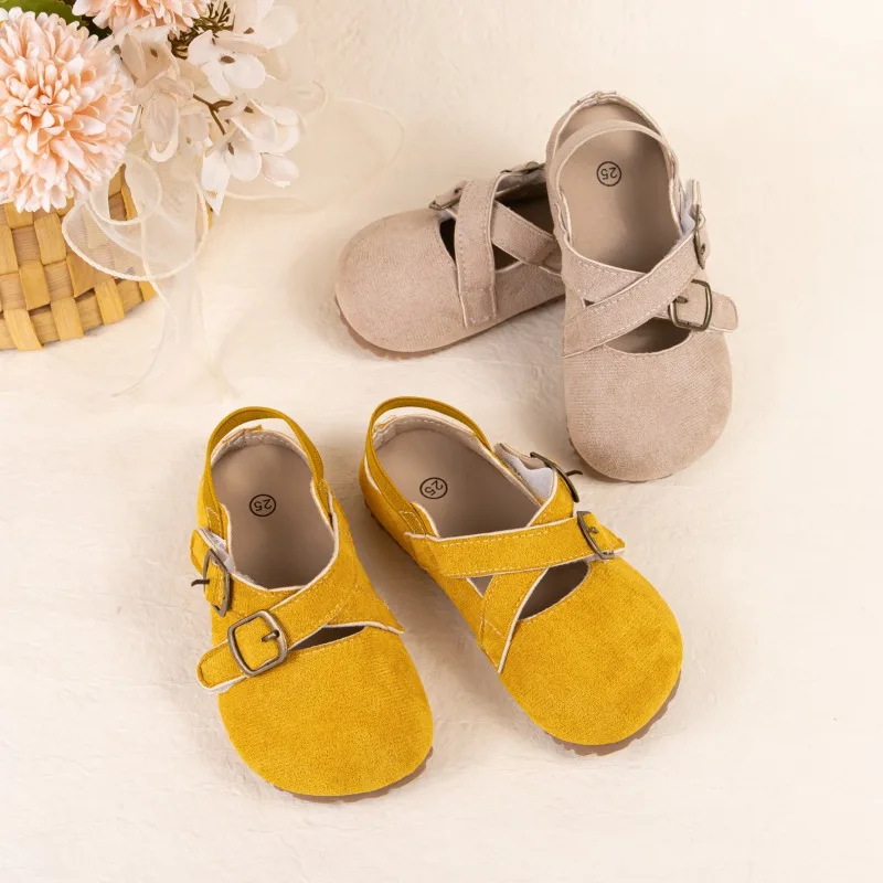 

Летние сандалии для девочек, новинка 2023 года, детские модные пляжные сандалии на плоской подошве, трендовые простые детские повседневные школьные сандалии, нескользящие с закрытым носком