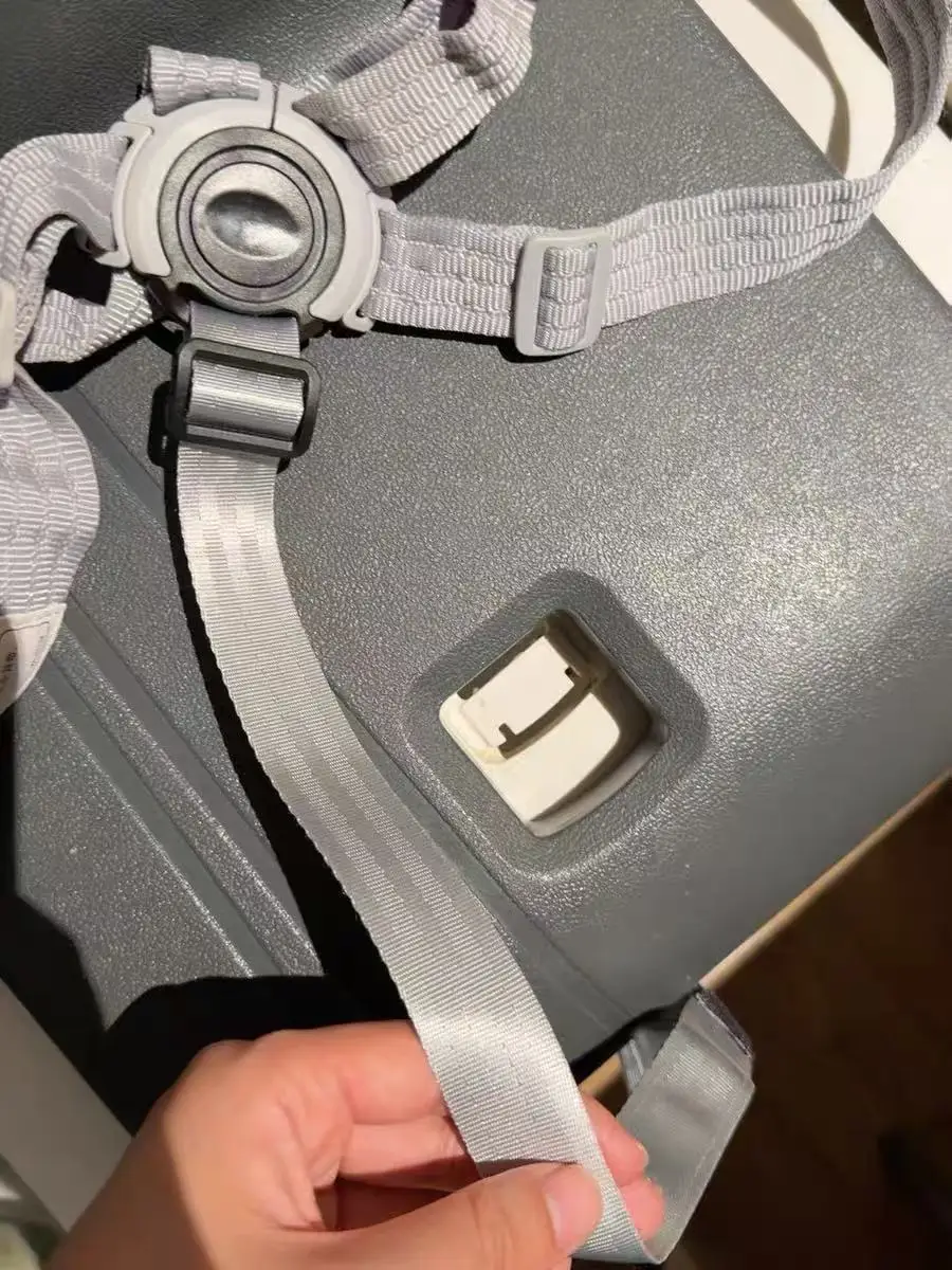 Arnés de seguridad de 5 puntos diseñado para mantener a los niños, generalmente de 6 meses a 3 años, seguros en la silla alta NUNA ZAAZ.