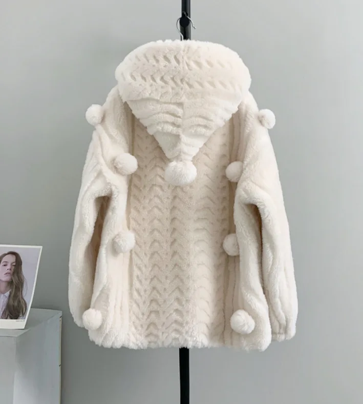 2024 Haining Fur autunno e inverno cappotto di lana di agnello da donna con cappuccio in pelliccia di pecora tagliata un pezzo stile giovanile da donna