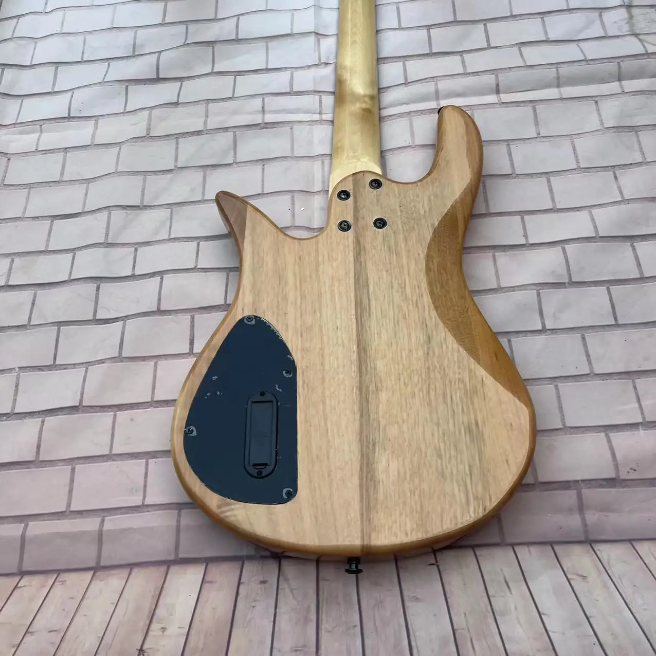 4-string yin-yang butterfly electric bass, with a natural wood color body and high gloss. Factory photos of the actual product,