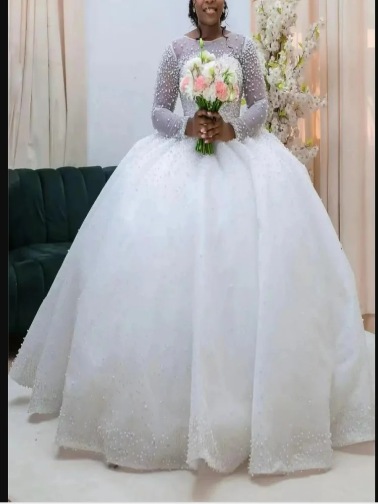 فستان زفاف فاخر مخصص لؤلؤ لامع فستان زفاف سويب تراين فيستدوس دي نوفيا بأكمام طويلة بدون ظهر