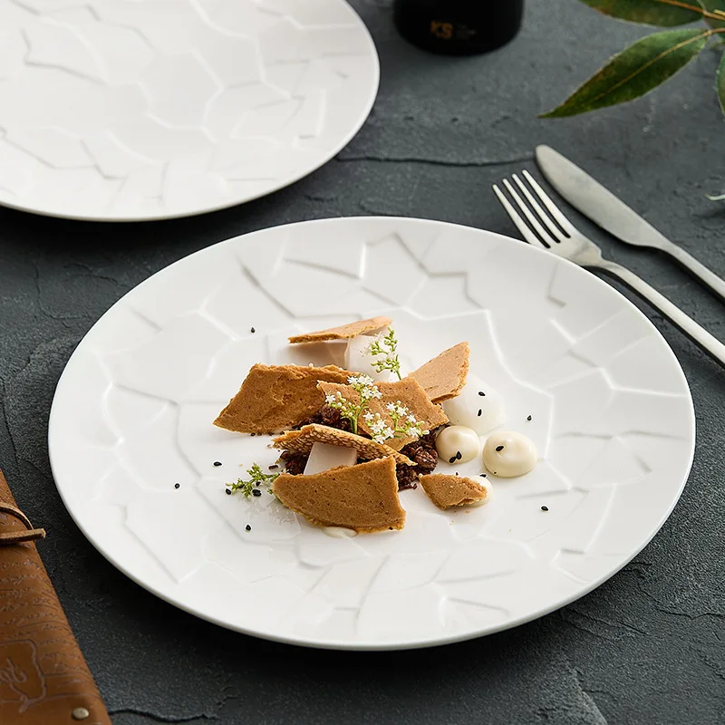 

Рельефная высококачественная дизайнерская белая подглазурная керамическая плоская тарелка и круглая тарелка, новый тип домашней тарелки для приготовления пищи