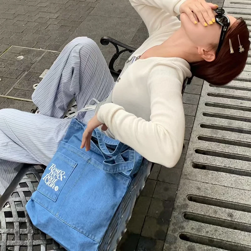 

Корейская вместительная джинсовая сумка-шоппер на одно плечо с буквенным принтом и множеством карманов