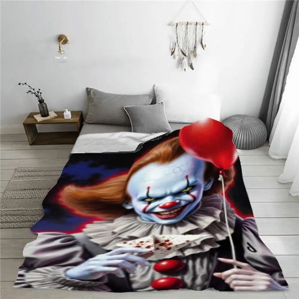 طباعة فنية رعب المهرج من Pennywise - ملصق مؤطر داكن وشديد يتميز بجلد أزرق شاحب مخيف، وتخويض ابتسامة، وكشكشة