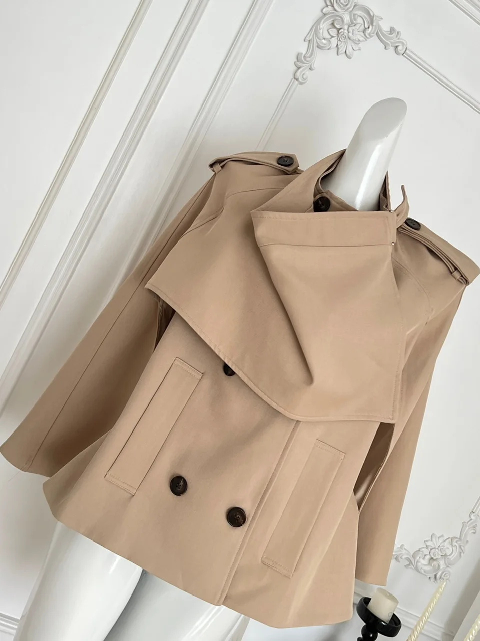 레트로 브리티 슬레 더블 로우 버튼드 클로크 숄더 패드 탑 엘레 디자인 고품질 윈드브레이커 여성용 아우터웨어