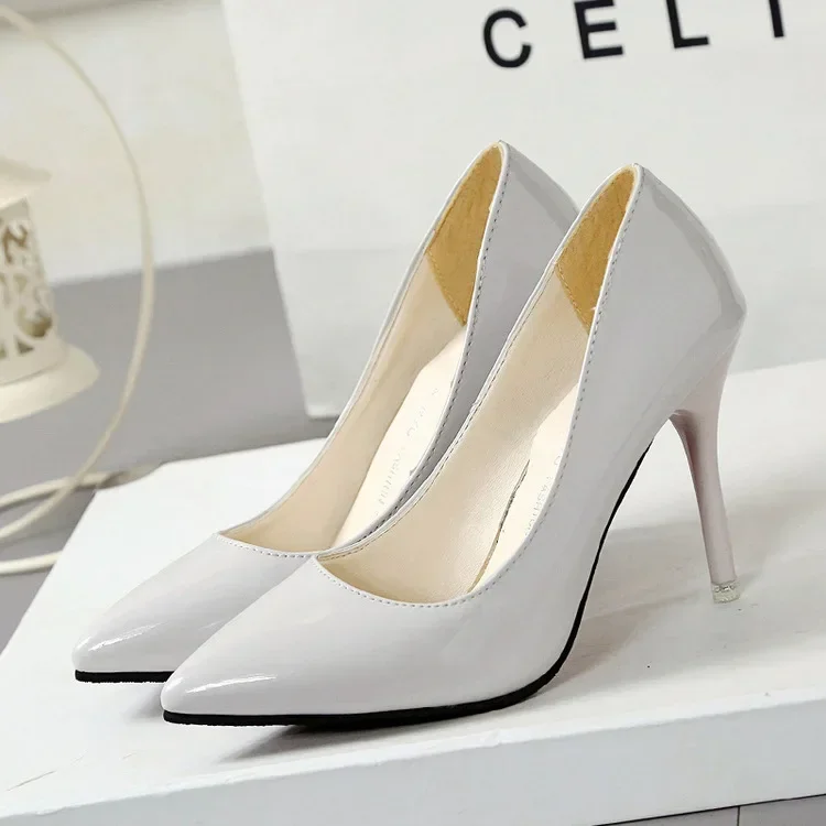 Spitze Pumps aus Lackleder für Damen, Rote Hochzeitsschuhe mit 8 cm Hohem Absatz, Elegante Brautschuhe – Detail 4