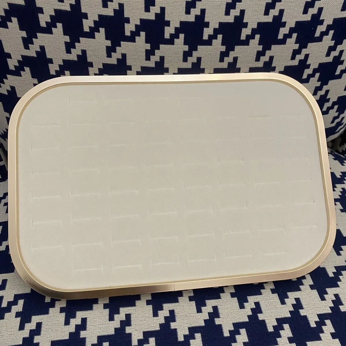 

Жемчужно-белый металлический поднос для ювелирных изделий — дисплей и хранилище для колец, ожерелий, браслетов