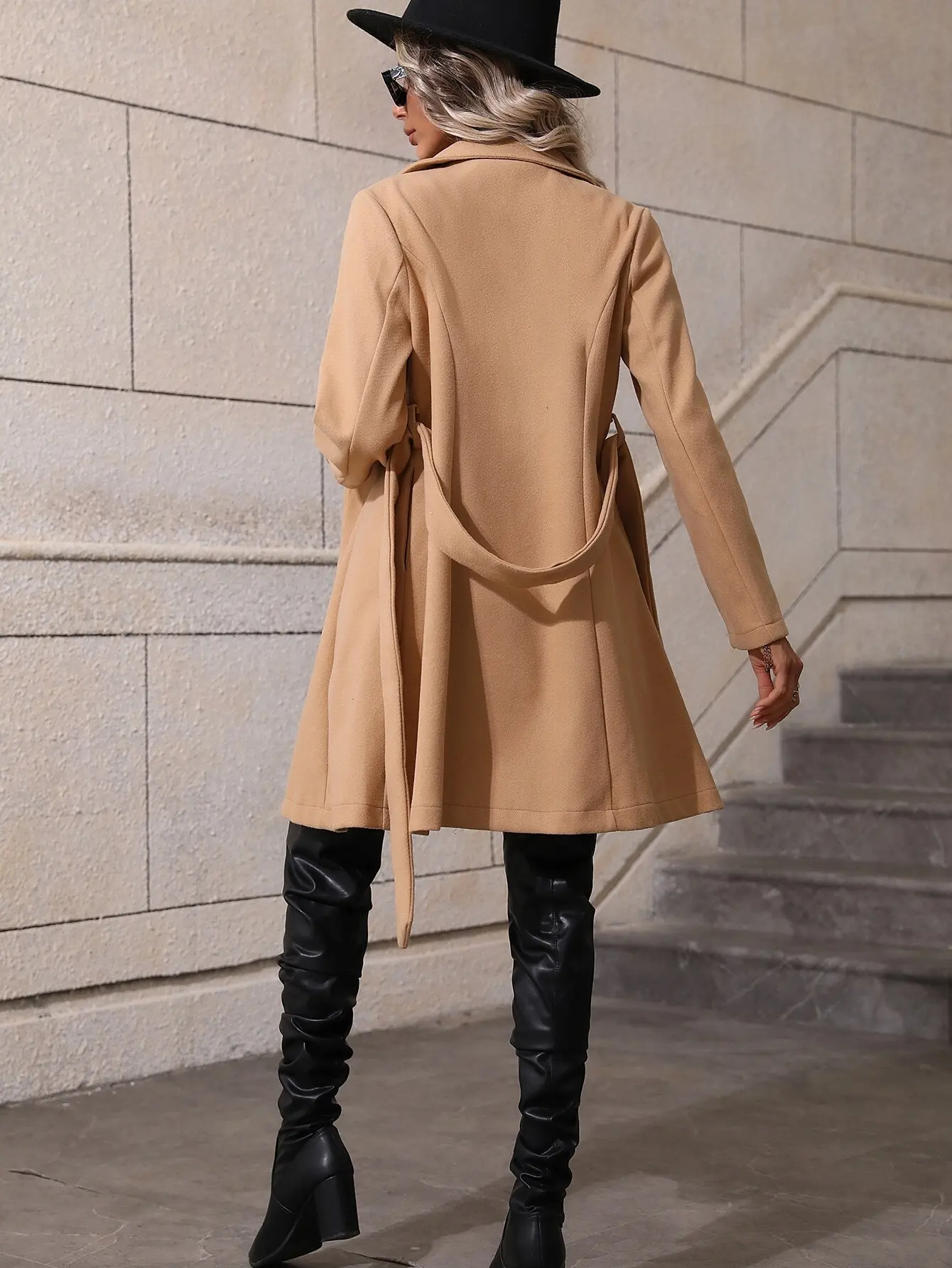 Damski płaszcz trencz w kolorze camel, dwurzędowy, z paskiem, idealny na jesień i zimę.
