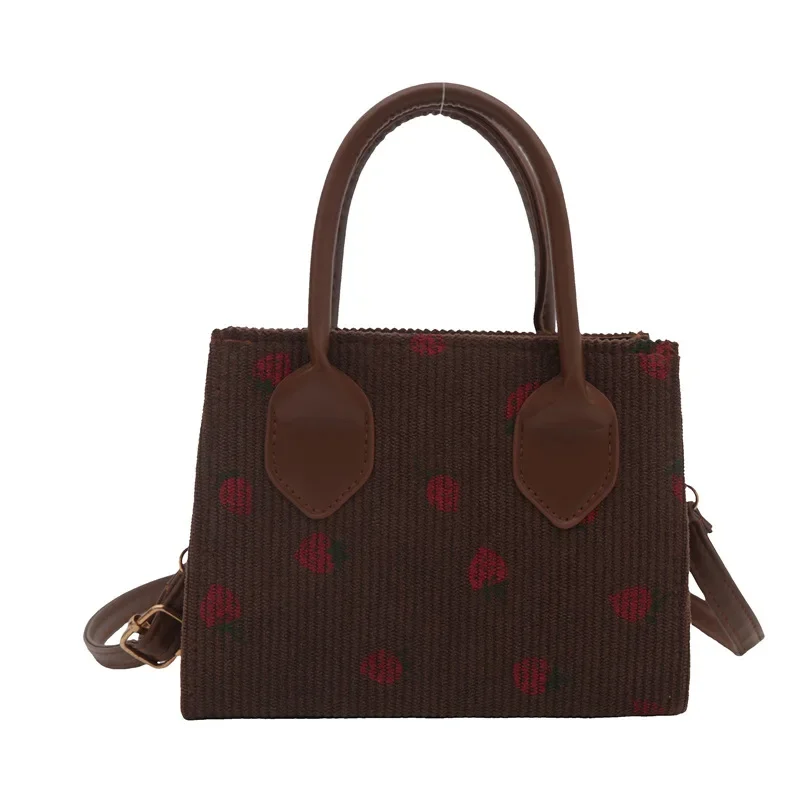 Bolso bonito con estampado de fresa de gran capacidad, bolso cuadrado pequeño cruzado de un solo hombro de terciopelo con textura premium