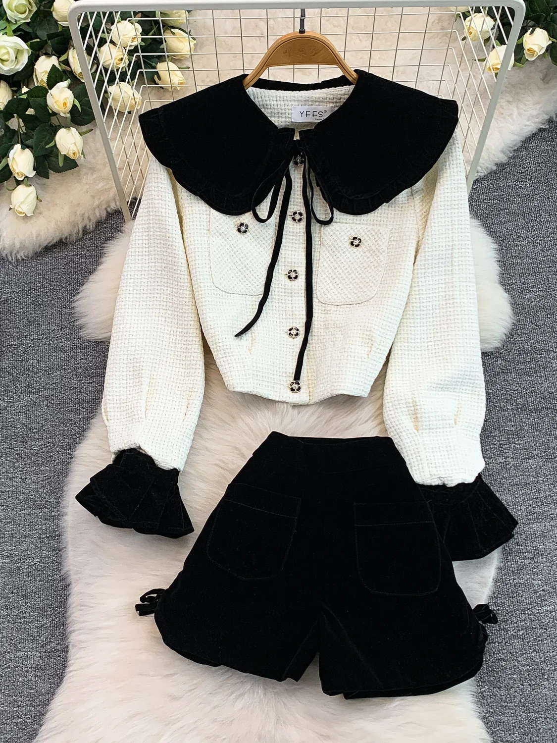 

Комплект из вельветовых шорт и твидового жакета с плиссированными рукавами для молодых женщин: модный офисный стиль, шорты с высокой талией, топ на пуговицах