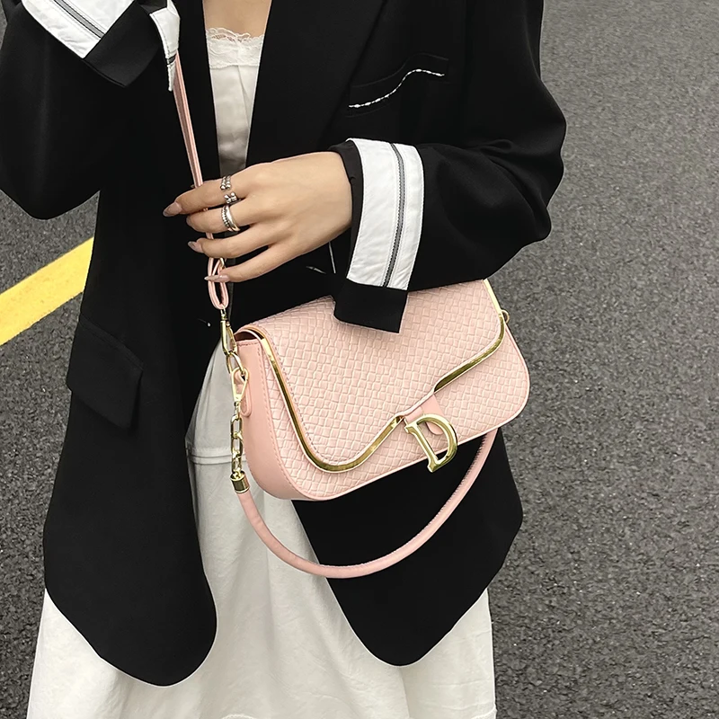

Elegant Minimalist Vintage Crossbody Handbag With Trendy Design For Casual Women's Leisure Activities