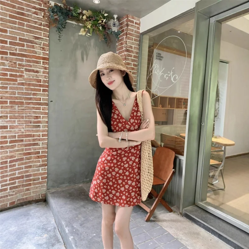 

Французское винтажное платье на бретельках с цветочным принтом для женщин, лето 2026. Новое платье с эффектом утяжки талии для потрясающего образа на морском отдыхе.