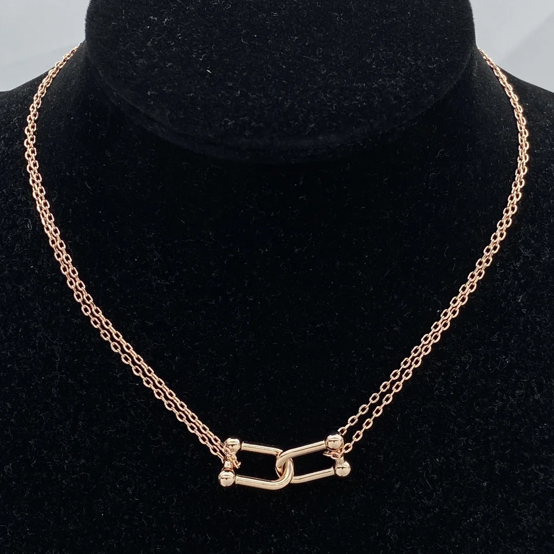

The minimalist thin chain clavicle chain is a versatile style that suits all outfits