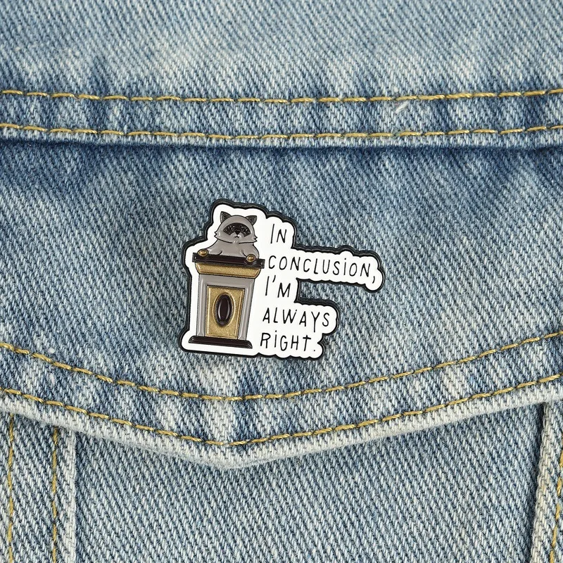 Pin de aleación lacado con diseño de mapache divertido y podio de discursos, insignia personalizada para ropa, accesorios de bolsos y mochilas