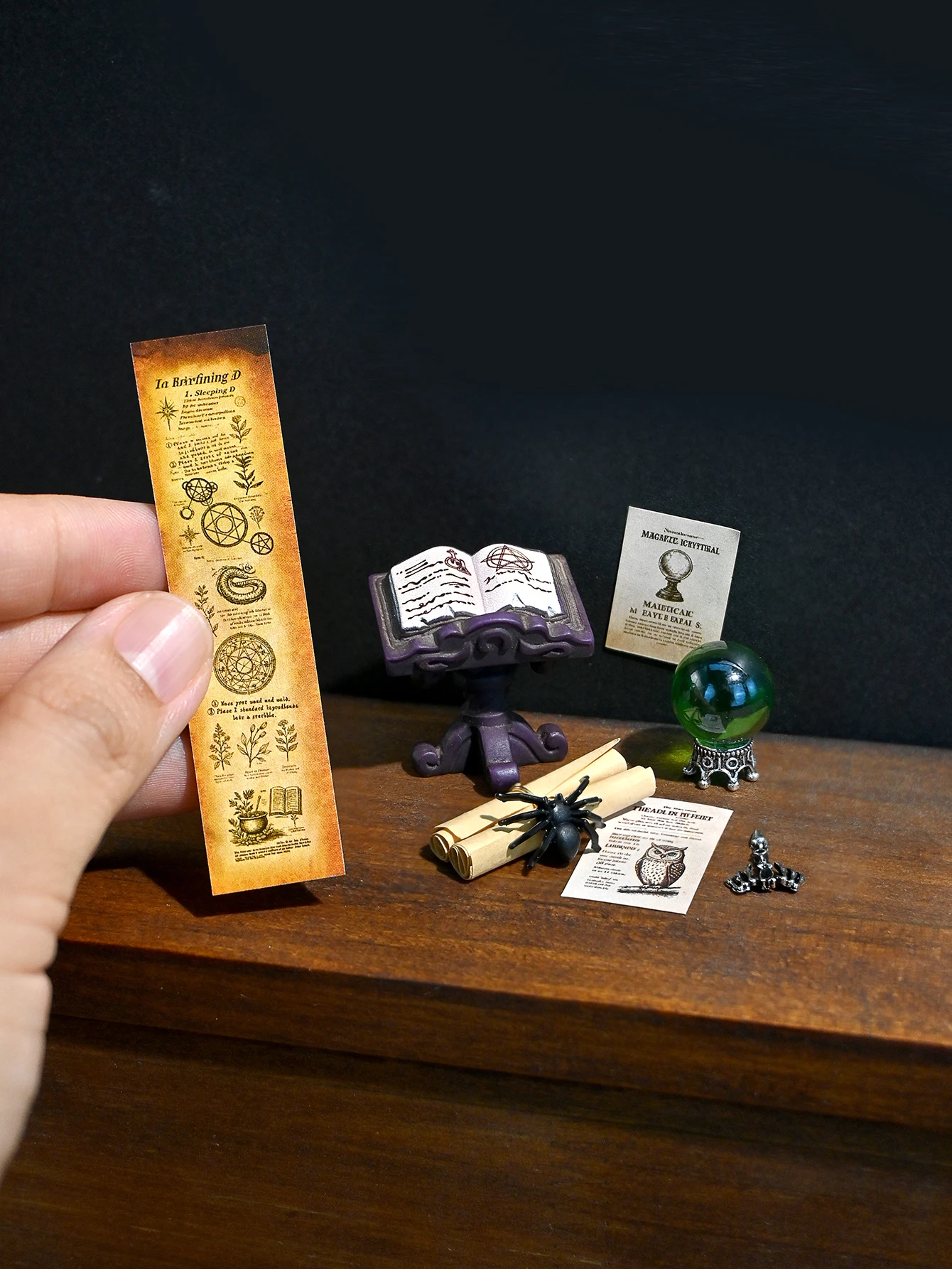 A miniature simulation magic book and magic ball combination ornament, 1/6, 1/12 model house and dollhouse accessory decoration