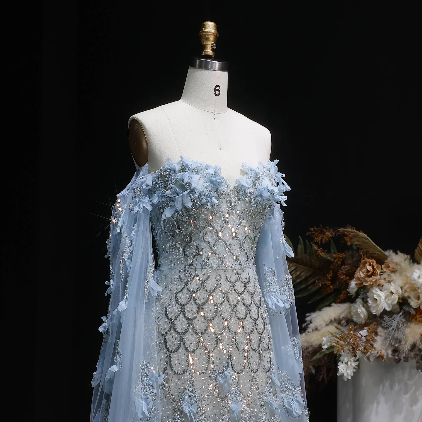 Sharon Said Luxuriöses Abendkleid aus blauem Tüll mit Herzausschnitt, 3D-Blütenblättern, langen Cape-Ärmeln, für formelle Anlässe und Partys, SS441, maßgeschneidert – Detail 6