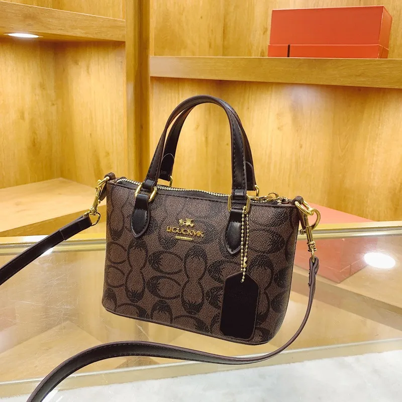 

Chic Minimalist Messenger Handbag in Paris Style for Women Featuring Vintage Design Leather and Letter Logo