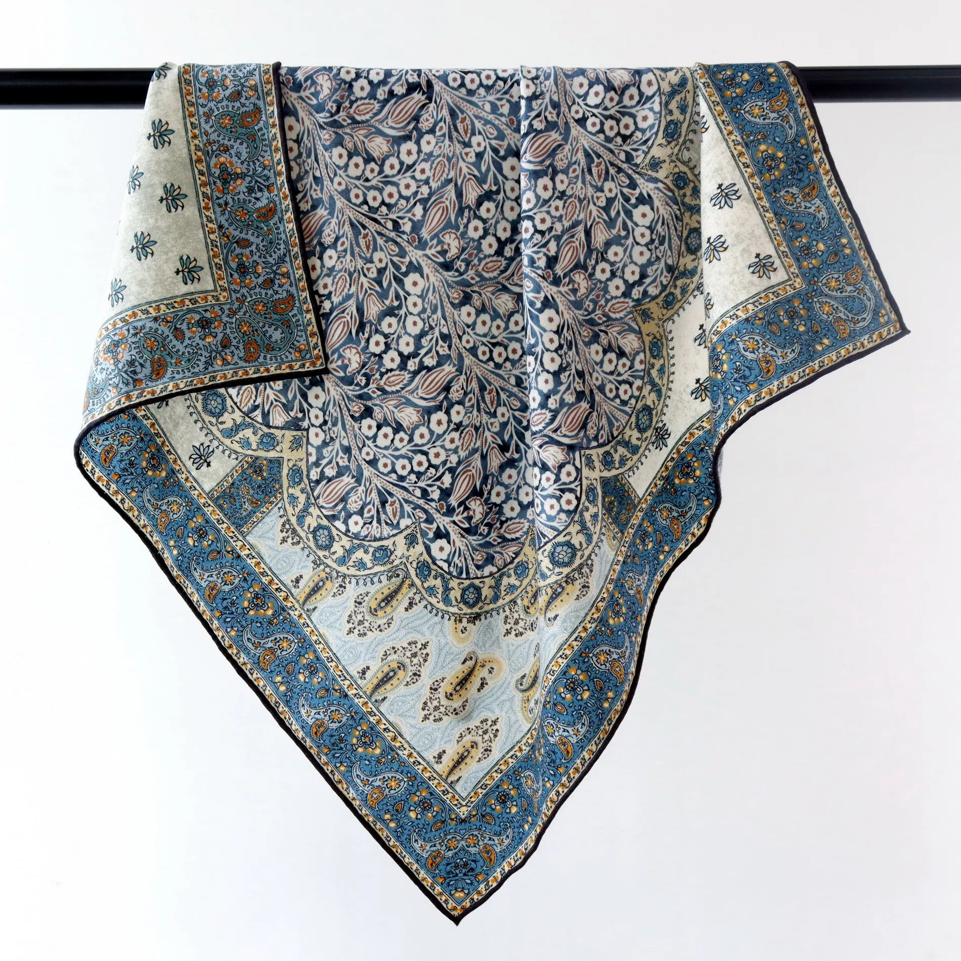 

Шаль-платок квадратная 70 см, 30% шелк, 70% шерсть, двусторонняя, с контрастными цветами, универсальная, из тутового шелкопряда