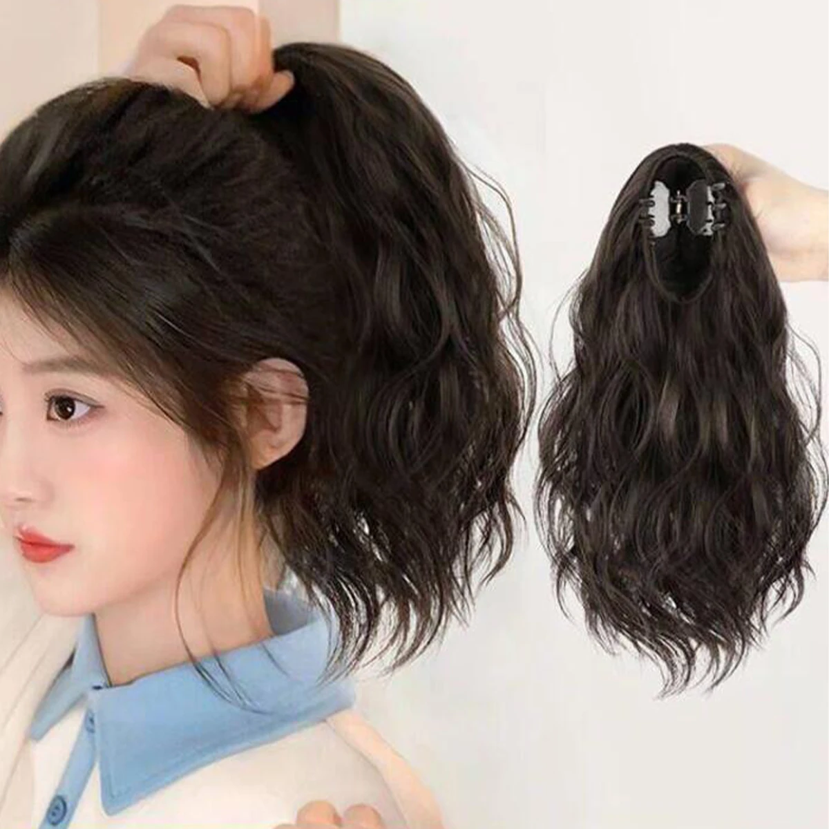 Peruca de rabo de cavalo com ondulação de água sintética de cabelo curto e encaracolado apertado na cauda de cavalo de uma mulher para obter um rabo de cavalo falso naturalmente encaracolado
