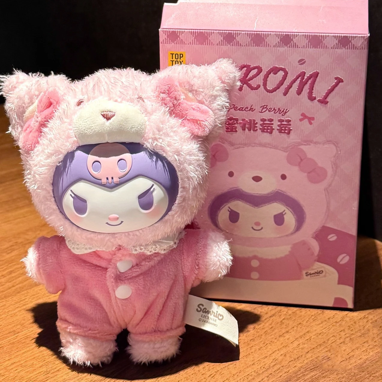 

Аутентичные TOPTOY Sanrio Kuromi персиково-ягодные виниловые лица бархатная глухая коробка игрушка милая аниме фигурка кавайная кукла кулон
