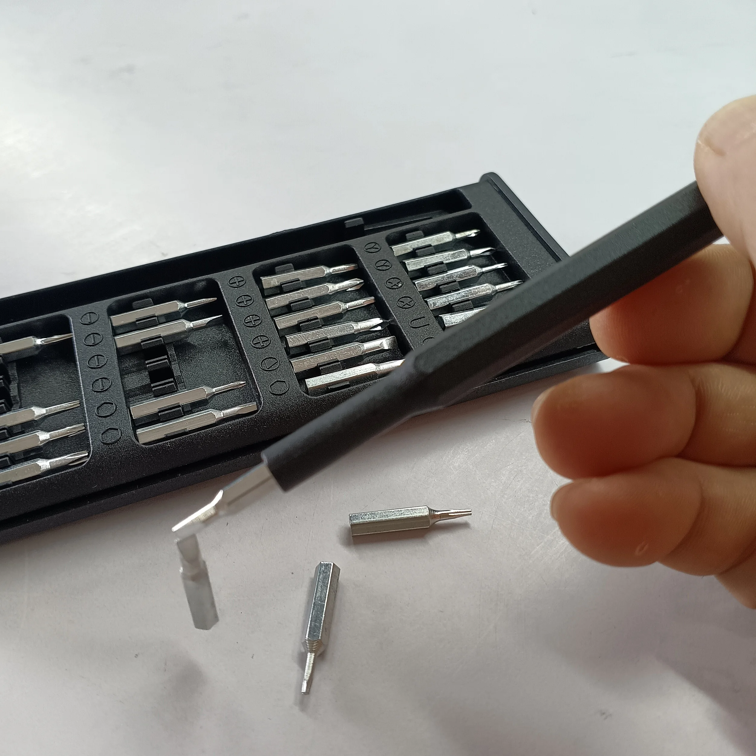 

Magnetic Precision Screwdriver Set, 25 In 1 With 24 Piece Mini Pocket Screwdriver Set, Small Repair Set For Mobile Phone/PC/Came