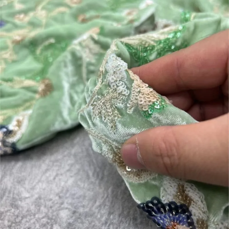 ใหม่ระดับไฮเอนด์ที่กําหนดเองสีเขียวฐานผ้าไหมกํามะหยี่ผ้าเย็บปักถักร้อยหนักเลื่อมสีสไตล์จีนเกราะด้านบน