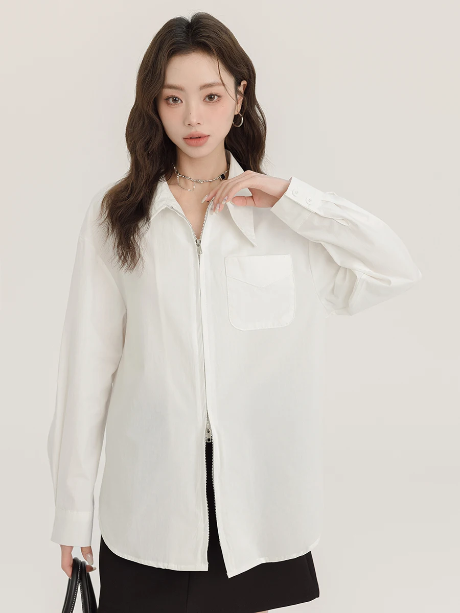 

Белая свободная рубашка с длинным рукавом и двойной молнией, визуально стройнящая фигуру, с эффектным дизайном, новинка весенней коллекции, с воротником и молнией, повседневная.