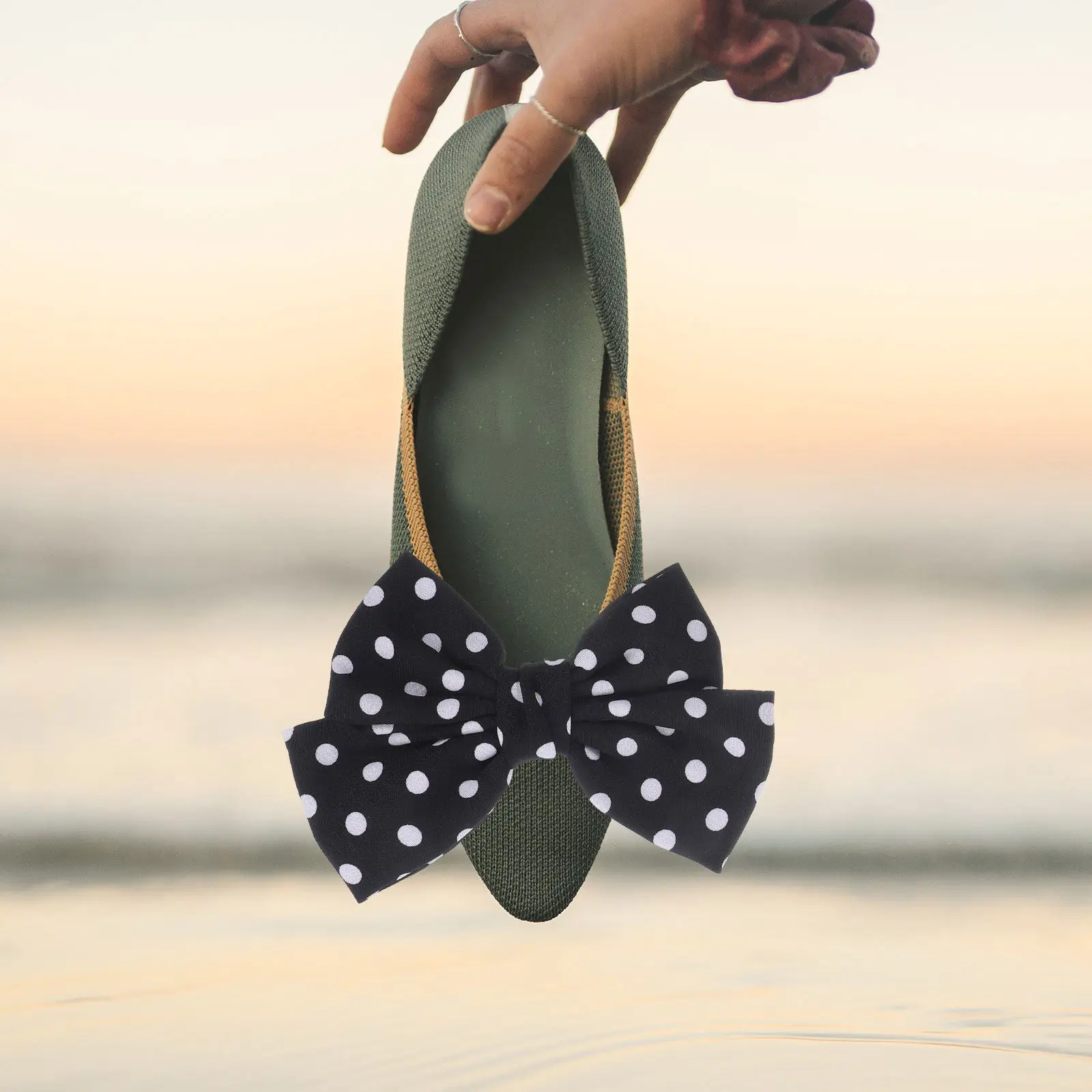 

1 пара декоративных украшений для обуви для женщин: красивые бантики-заколки для туфель, легко использовать, надежно крепятся к туфлям на каблуках, босоножкам, для повседневного или праздничного использования.