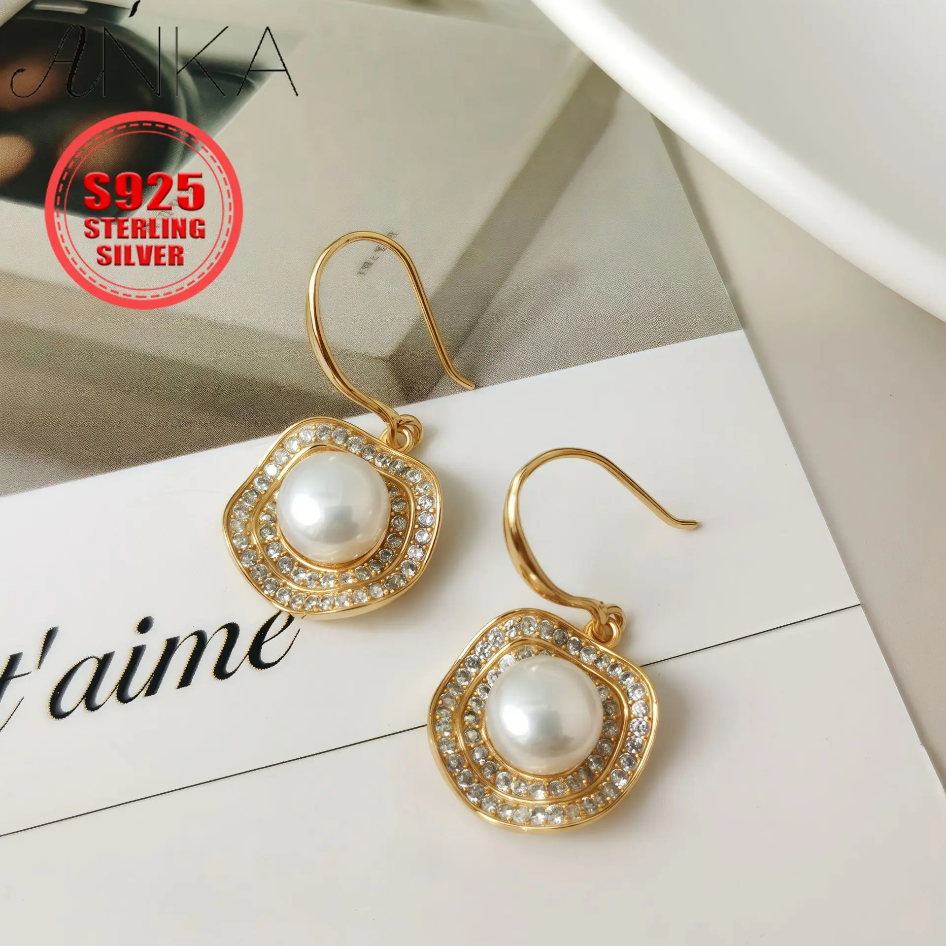 

Серебряные серьги S925 в стиле легкой роскоши, украшенные цирконами и пресноводным жемчугом, короткие женские серьги.