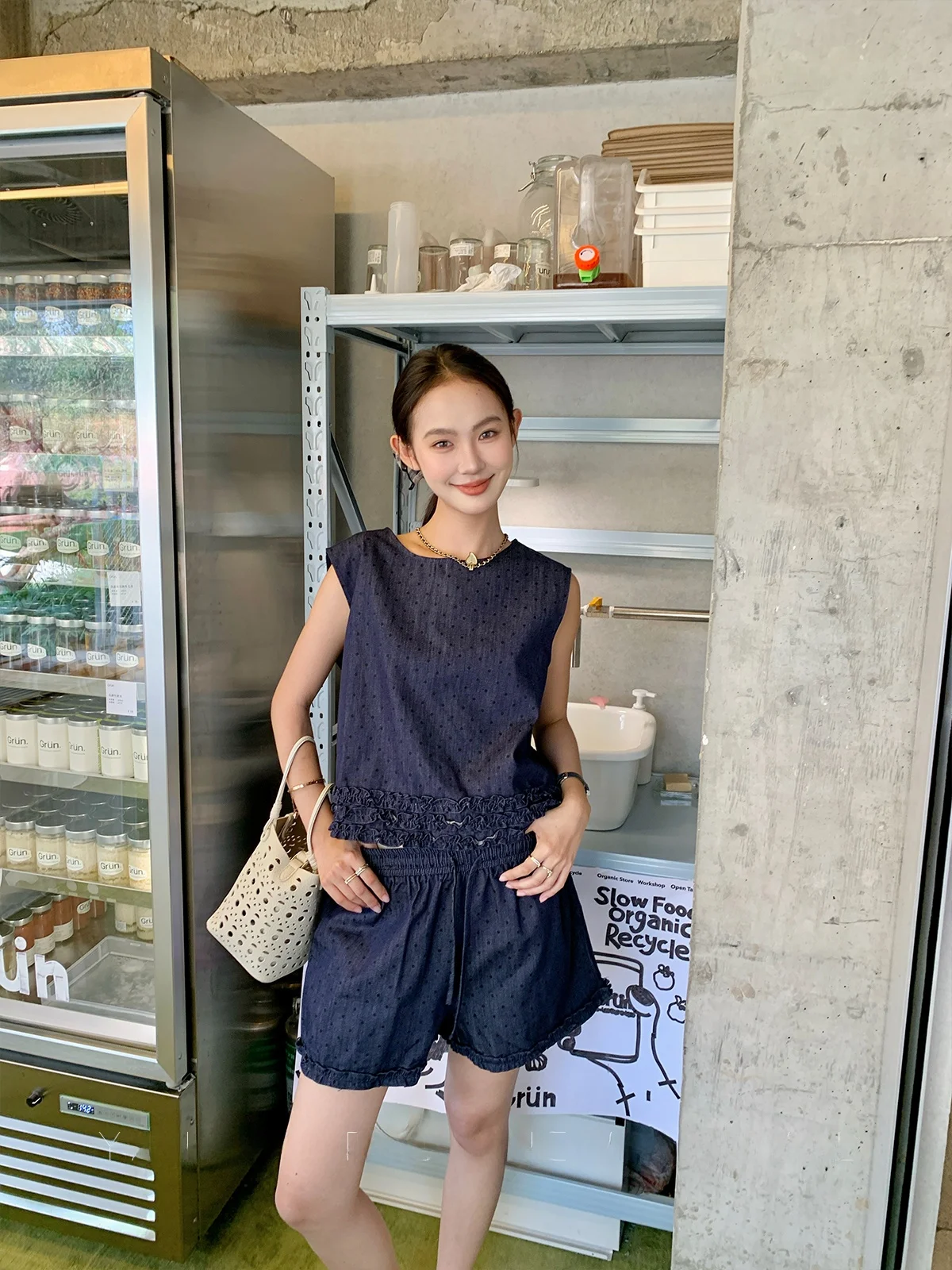 

Женский комплект Yang Bubble: синие джинсовые брюки с широкими штанинами и новый летний жилет-топ 2025 года, комплект из двух предметов