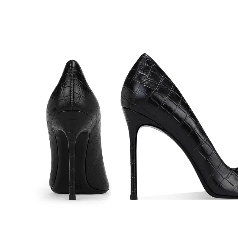 

Crocodile patterned black high-heeled shoes with pointed toes and slender heels,exuding a sexy and sexy vibe. Women's high heels