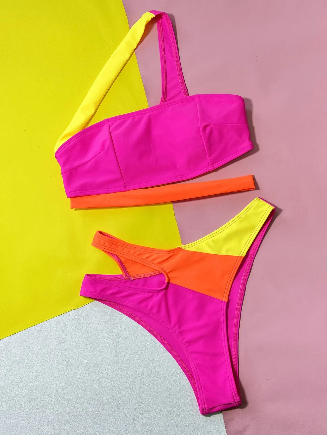 2025 Rose Red kleurcontrastbadpak voor dames, nieuwe hoge taille uitgeholde 2-delige bikini, rugloos badpak met enkele schouder