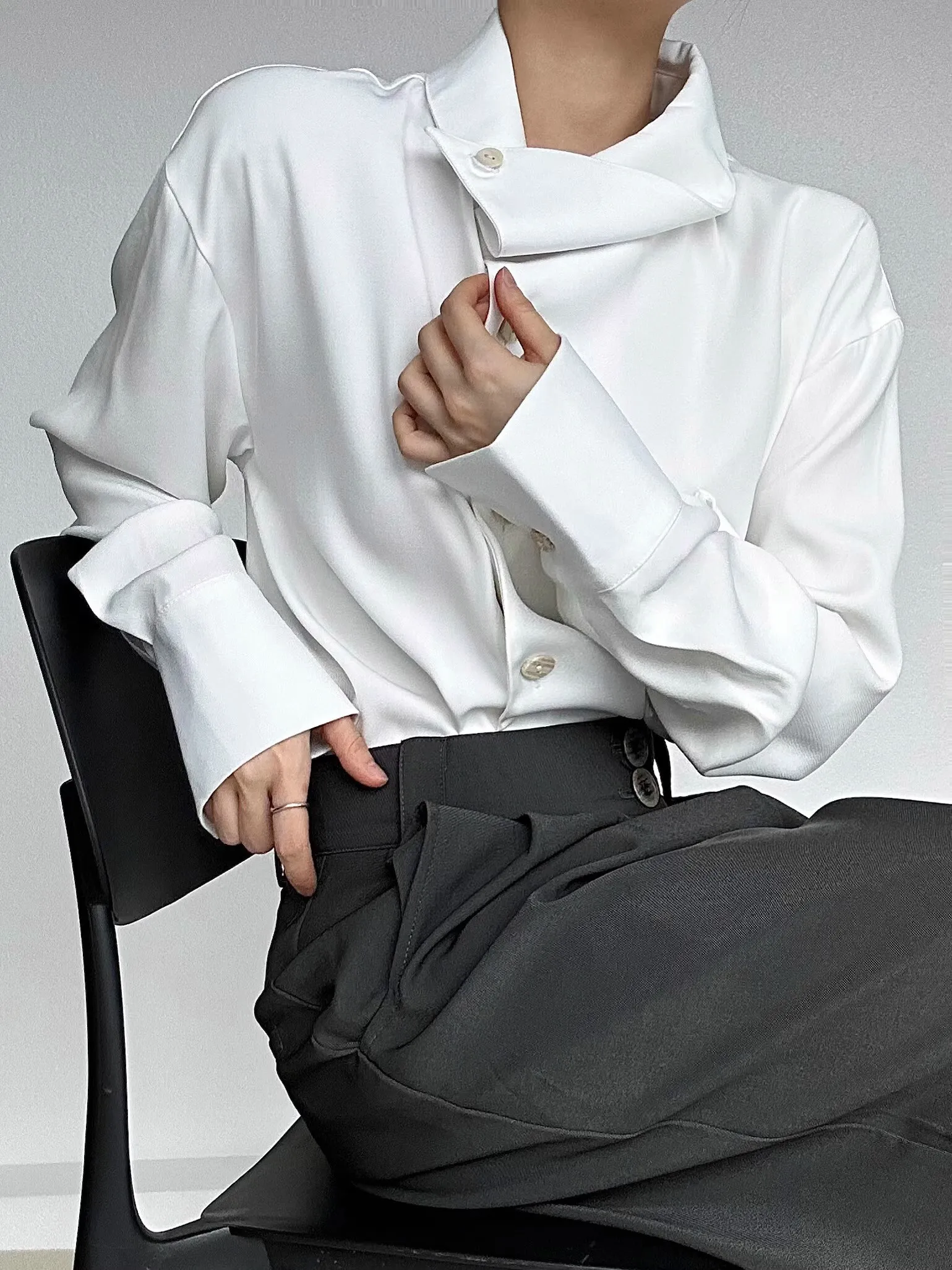 

Весенне-летняя винтажная блузка с асимметричным дизайном, нейтральная, высококачественная, с воротником, для ношения под одеждой, длинная, свободного кроя.