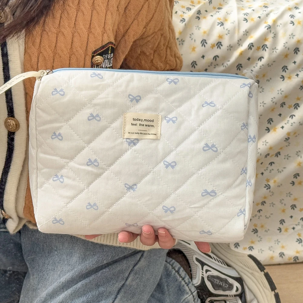 Modische, gesteppte Damen-Kosmetiktasche mit blauer Schleife, großes Fassungsvermögen, Make-up-Aufbewahrung, Handtasche, Reisetasche, Typ 3er-Damen-Make-up-Tasche mit Reißverschluss – Detail 6