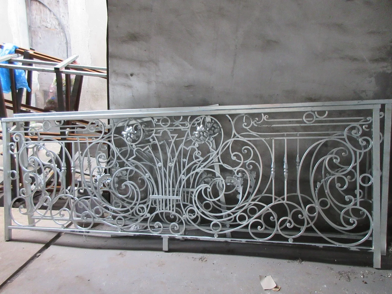Durable Metal Wrought Iron Stair Railing and Balcony Design for Home Use