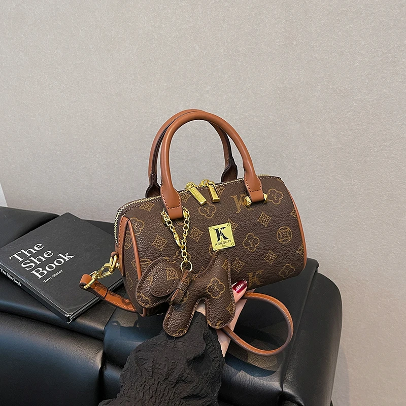 

Стильная большая сумка для женщин для отдыха с ремешком через плечо и уникальным логотипом большой емкости с буквами