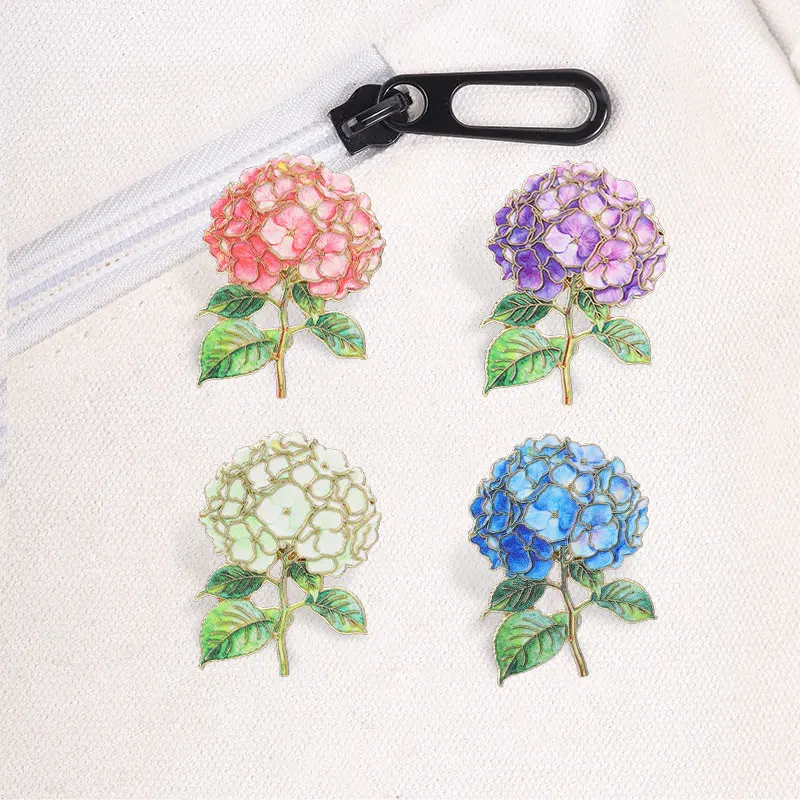 Vintage-Set mit Emaille-Abzeichen in Aquarellblumen-Optik, Rosen-, Pfingstrosen- und Hortensien-Motiv, botanische Anstecknadeln, goldfarbene Umrandung, Broschen, Schmuck, Geschenk für Damen. – Detail 5
