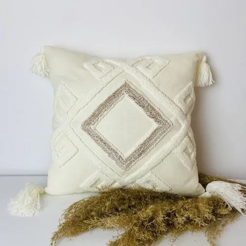 

Мягкая вышитая подушка в богемном стиле