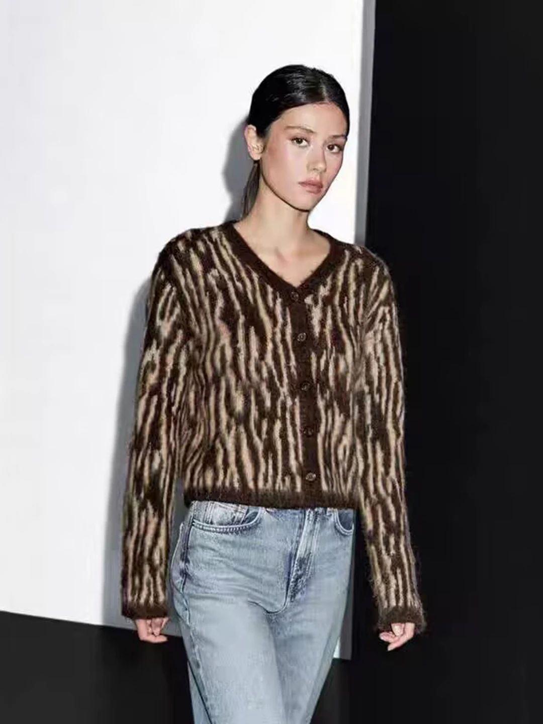 

Женский повседневный свитер с V-образным вырезом, мягкий коричневый кардиган с зебровым принтом, осенняя новинка, удобный модный вязаный топ