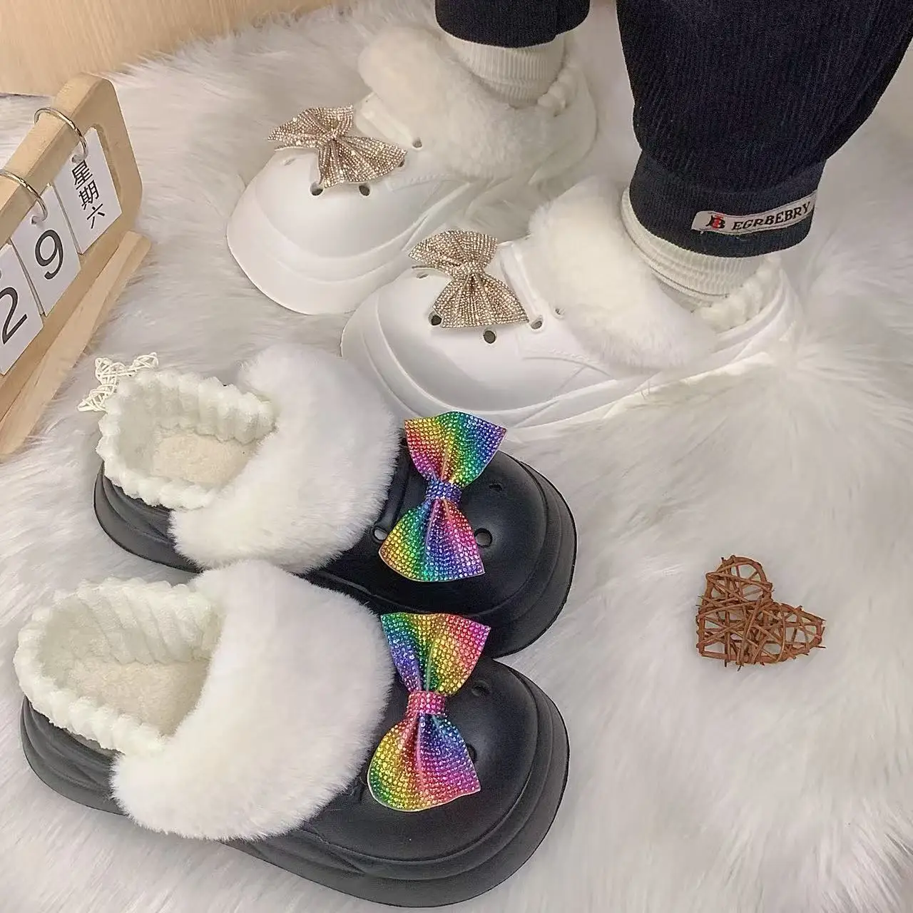 

Fashionable Furry Slippers for Women, Rainbow Bow Thick-Soled Clogs with Anti-Slip Soles, Comfortable and Stylish, Suitable for Shopping or as a Gift