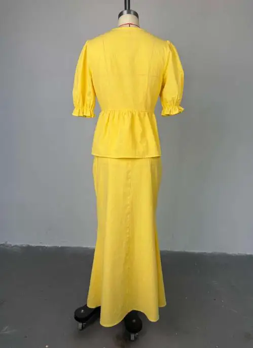 طقم نسائي مكون من قطعتين لصيف 2025 موضة جديدة بأكمام فقاعية ورقبة على شكل حرف v وحزام علوي تنورة عالية الخصر يتم شحنها خلال 48 ساعة