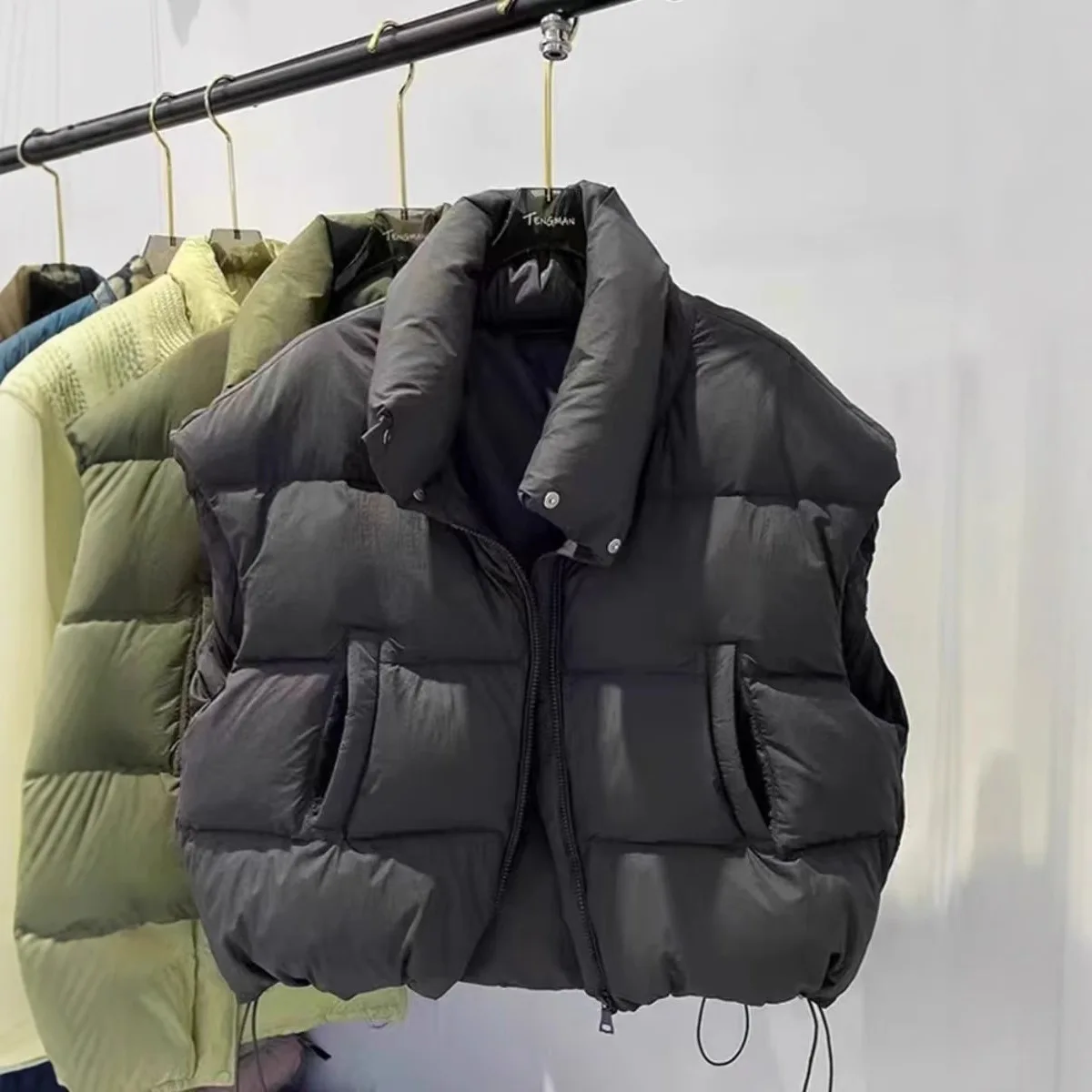 Jesienno-zimowa nowa kamizelka puchowa damska, krótka, ocieplana, ciepła, modna, uniwersalna, bez rękawów, z kołnierzykiem stójką, płaszcz bawełniany.