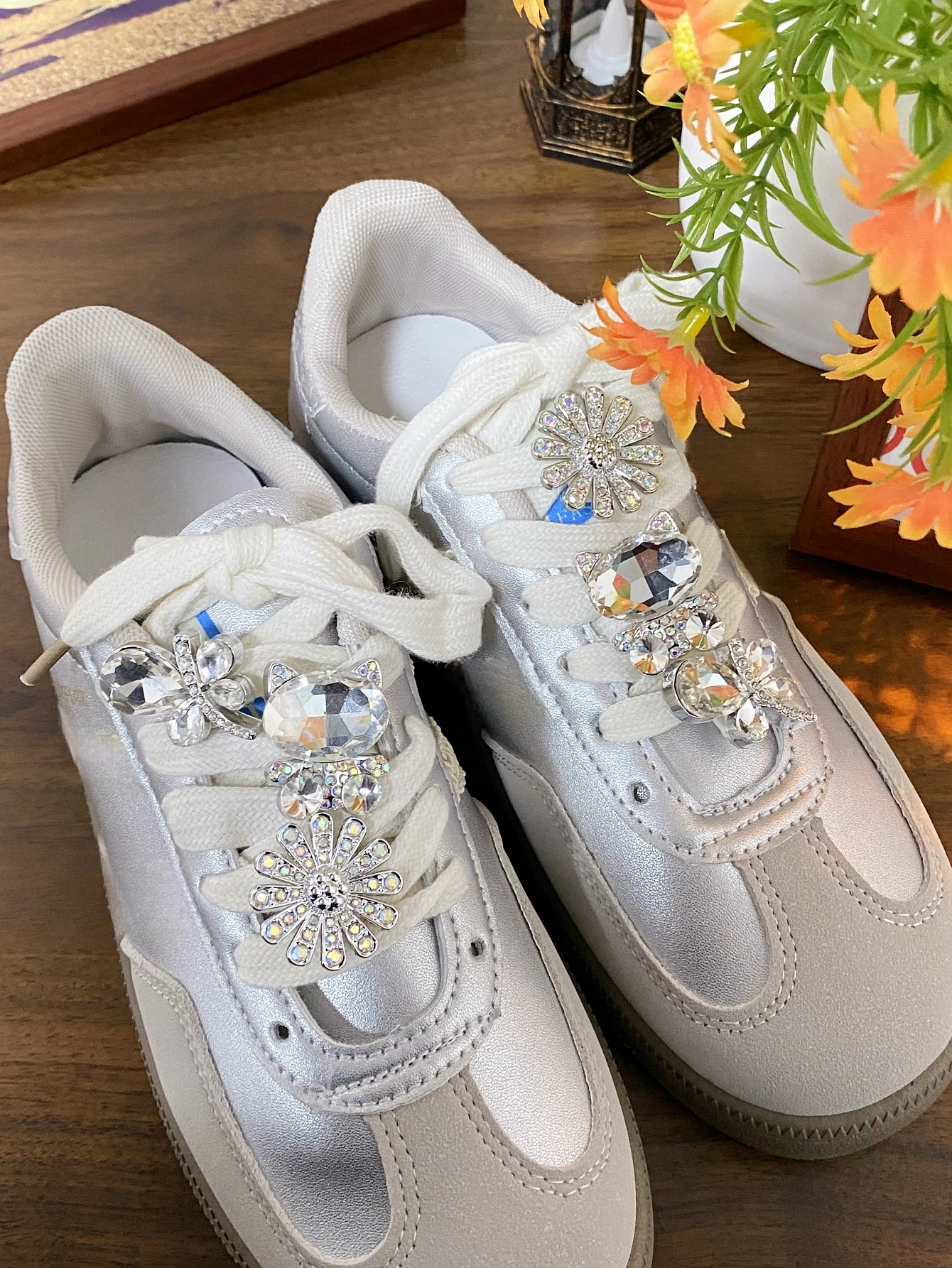 6 modische Schuhzubehörteile (Schmetterling, Sonnenblume, Diamantkatze). Einfach zu installierende, abnehmbare DIY-Dekorationen für individuelle Leinwand