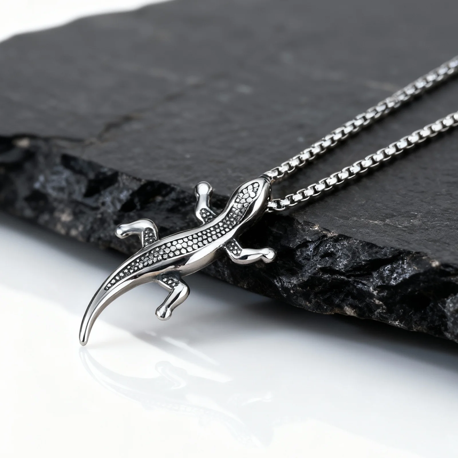 Gecko-Halskette für Männer und Jungen, einzigartige Gecko-Anhänger-Halskette aus Edelstahl, symbolisiert Glück und Widerstandsfähigkeit – Detail 2